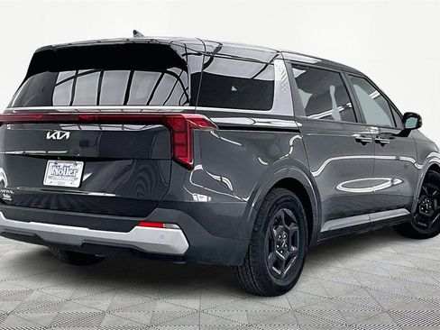 Used 2025 Kia Carnival image 2