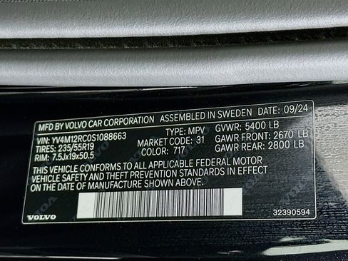 Used 2025 Volvo XC60 B5 Plus image 12