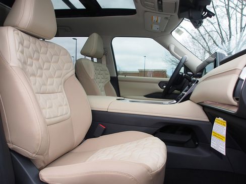 New 2026 Nissan Armada Platinum image 11