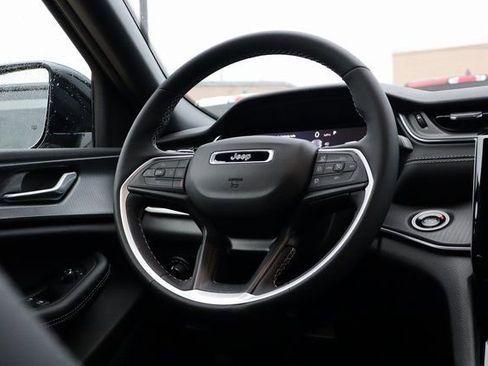 New 2025 Jeep Grand Cherokee Altitude image 40