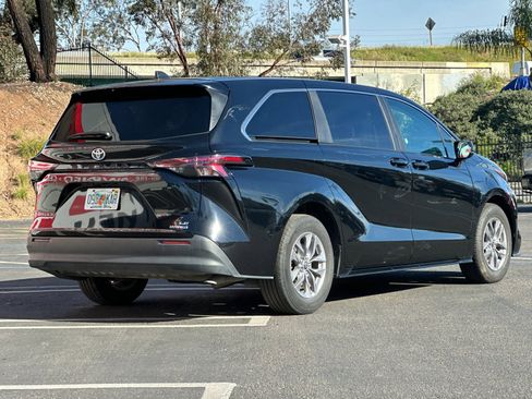 Used 2024 Toyota Sienna LE image 5