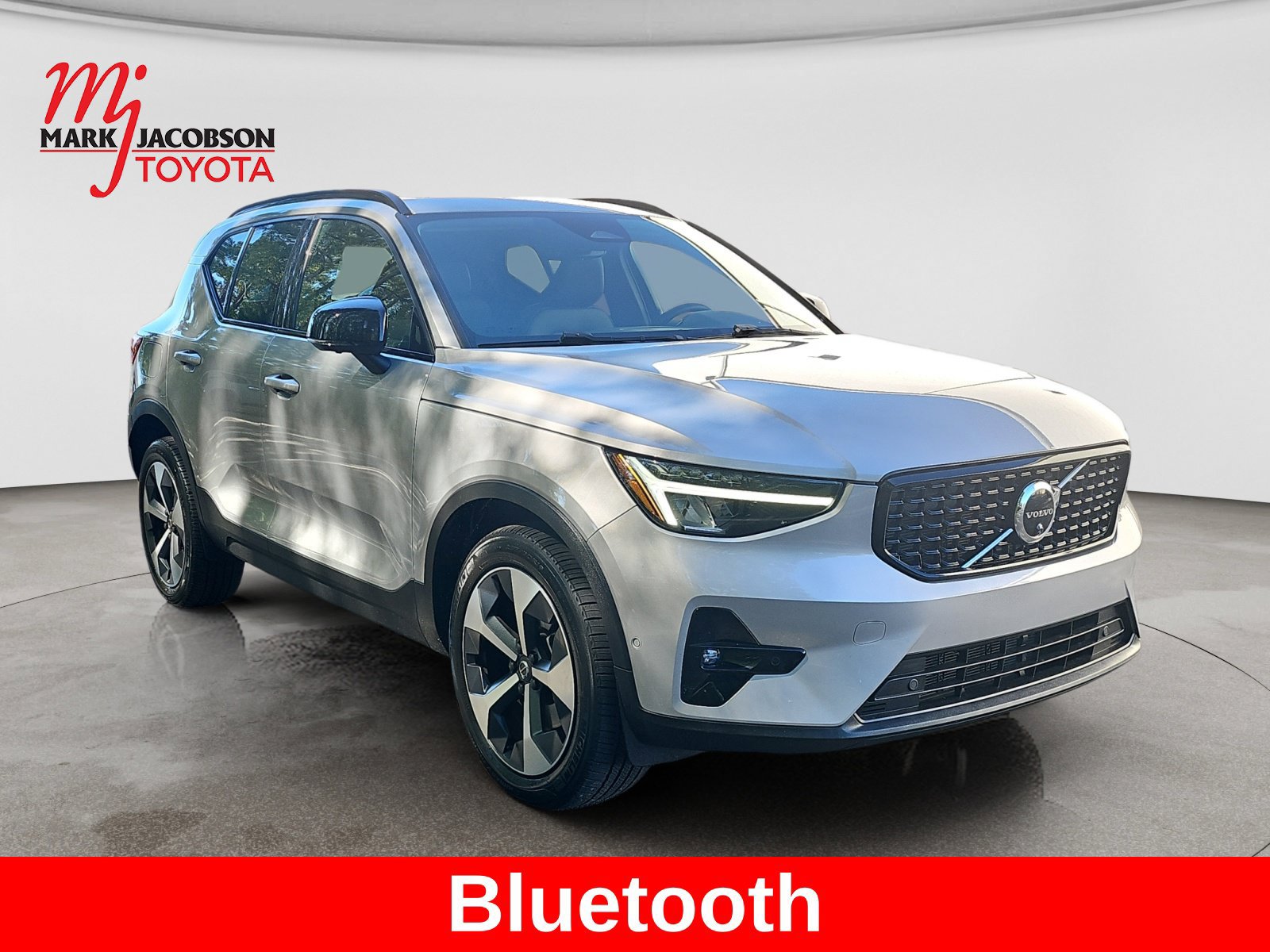 Used 2023 Volvo XC40 B5 Plus w/ Driver Assist Package AWD/4WD image 4
