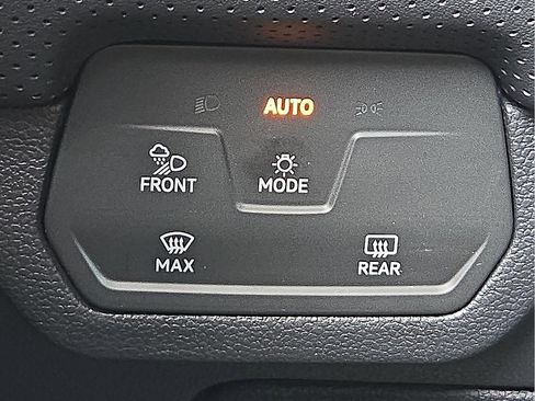 Used 2024 Volkswagen Atlas Cross Sport SE image 17