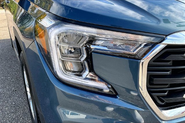 Used 2024 GMC Terrain SLE w/ Driver Convenience Package FWD image 28