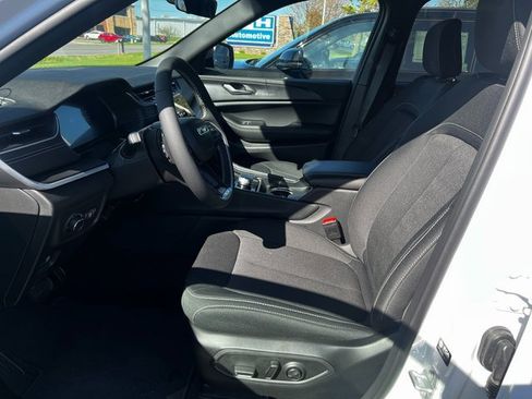 New 2025 Jeep Grand Cherokee Laredo X w/ Luxury Tech Group I image 9