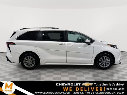 Used 2025 Toyota Sienna LE image 1