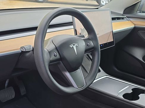 Used 2023 Tesla Model 3 Standard Range image 2