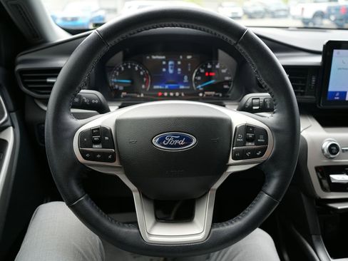 Used 2023 Ford Explorer XLT AWD/4WD image 11