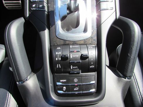 Used 2013 Porsche Cayenne Turbo AWD/4WD image 17