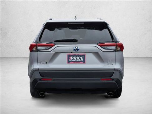 Used 2022 Toyota RAV4 XLE Premium image 7