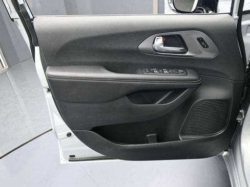 New 2026 Chrysler Pacifica Select image 13