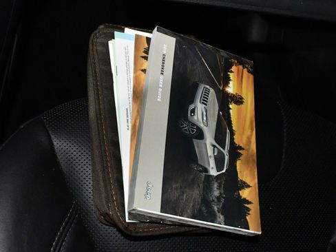 Used 2019 Jeep Cherokee Limited image 98