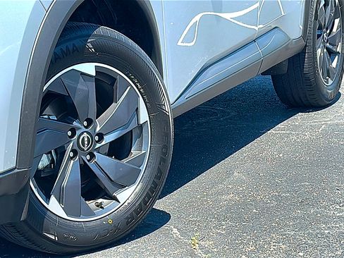 Used 2024 Nissan Rogue SV FWD image 3