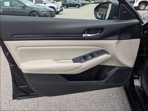 Used 2025 Nissan Altima 2.5 SV FWD image 11