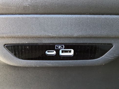 Used 2023 Chrysler Pacifica Limited image 16