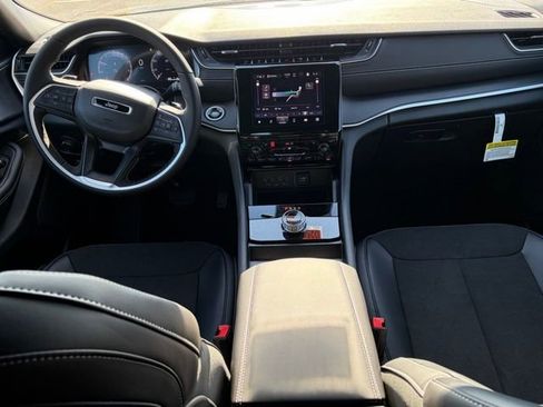 New 2025 Jeep Grand Cherokee Altitude image 32