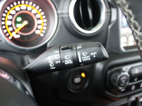 Used 2018 Jeep Wrangler Unlimited Sahara AWD/4WD image 36