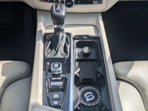 Used 2019 Volvo XC60 T5 Momentum w/ Multimedia Package AWD/4WD image 20