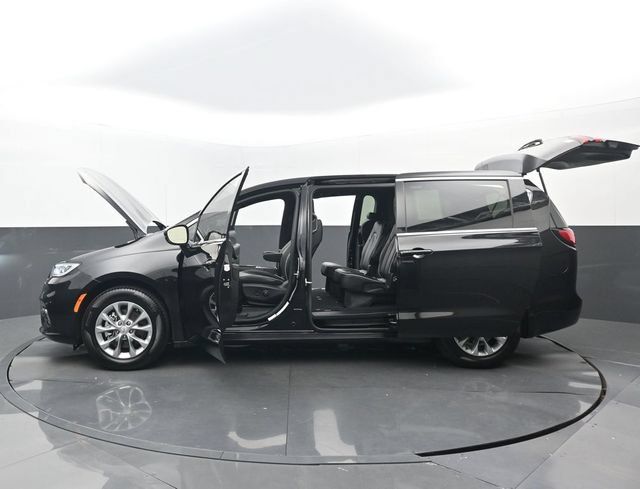 Used 2026 Chrysler Pacifica Limited FWD image 33