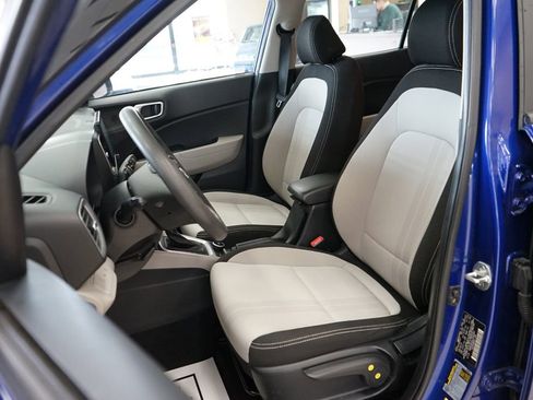 Used 2020 Hyundai Venue SEL image 2