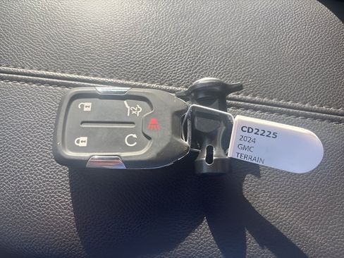 Used 2024 GMC Terrain SLT AWD/4WD image 29