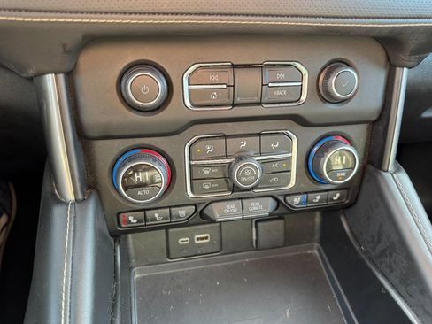 Used 2023 Chevrolet Suburban Premier image 21