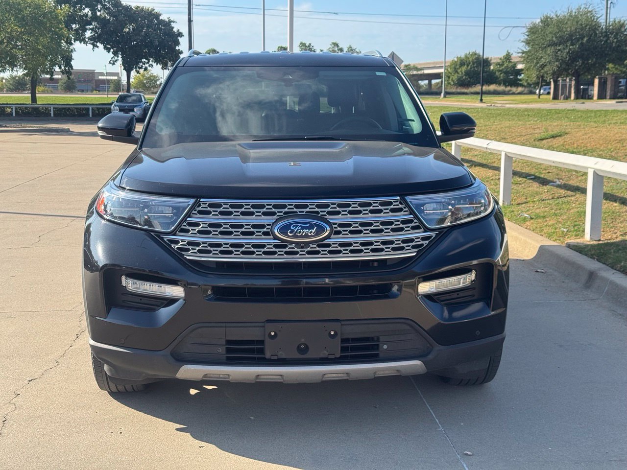 Used 2022 Ford Explorer Limited w/ Equipment Group 301A AWD/4WD image 2
