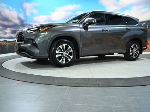 Used 2022 Toyota Highlander XLE AWD/4WD image 4