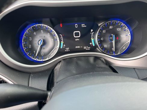 Used 2025 Chrysler Pacifica Select image 9