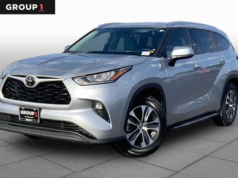 Used 2020 Toyota Highlander XLE FWD image 1