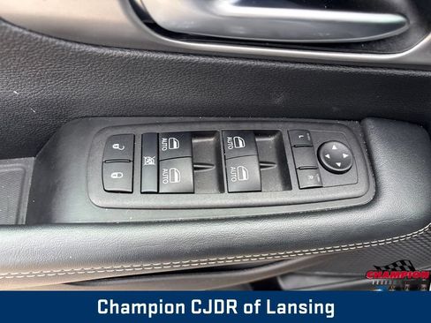 Used 2025 Chrysler Pacifica Select FWD image 16