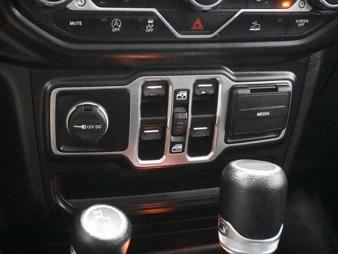 Certified 2022 Jeep Gladiator Willys image 28