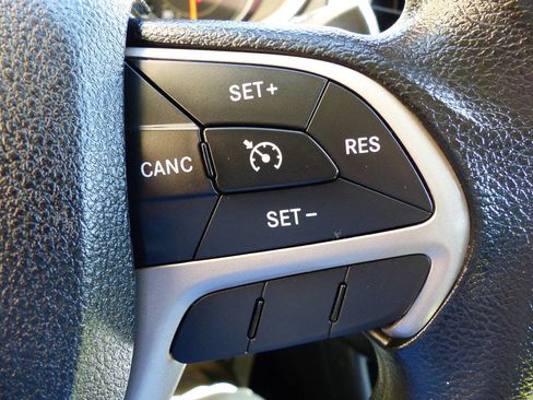 Used 2016 Jeep Cherokee Sport image 41