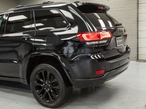 Used 2019 Jeep Grand Cherokee Altitude image 32