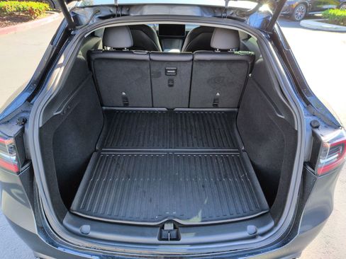 Used 2024 Tesla Model Y 2WD image 31