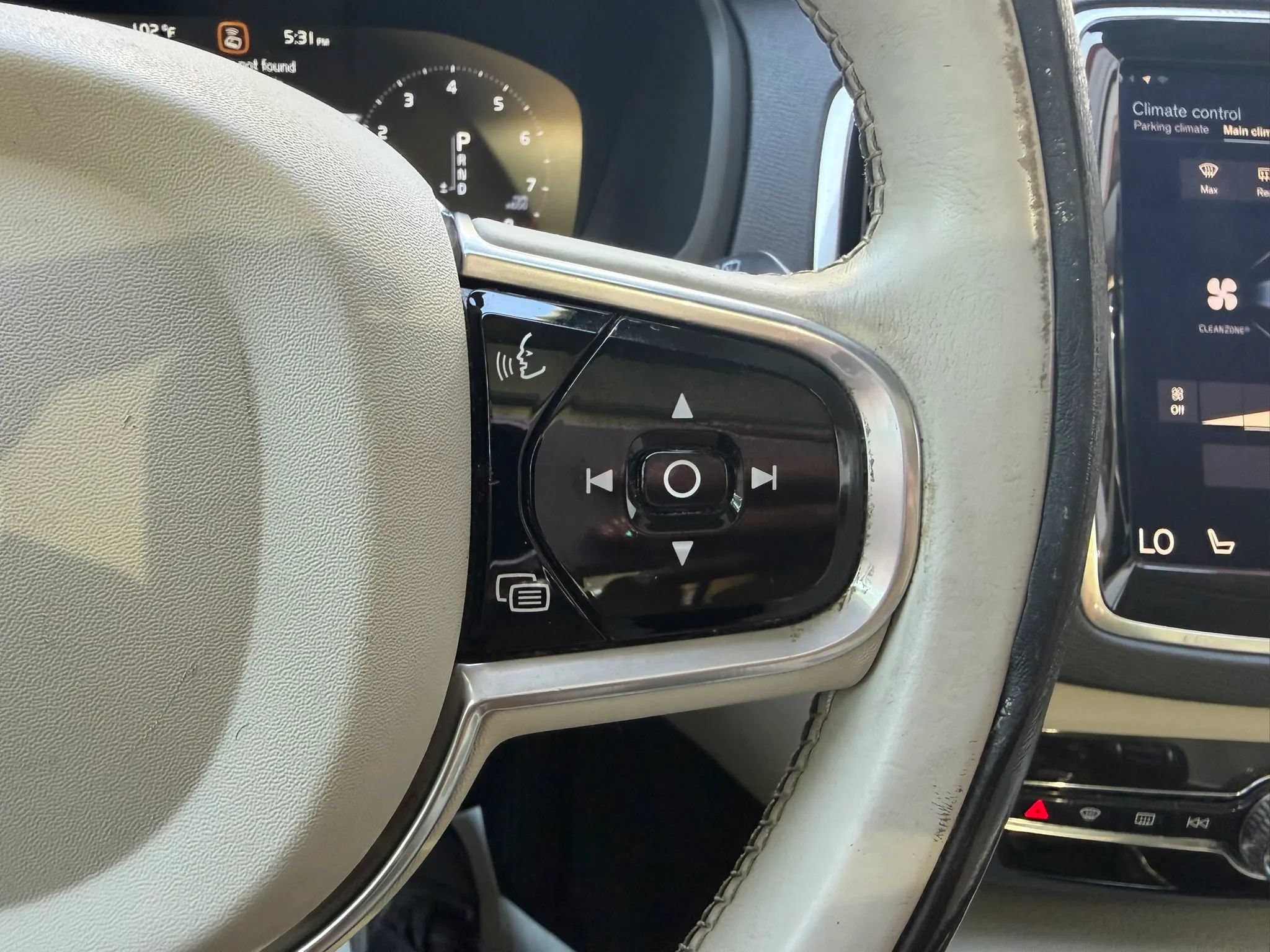Used 2018 Volvo XC90 T6 Momentum w/ Convenience Package AWD/4WD image 30