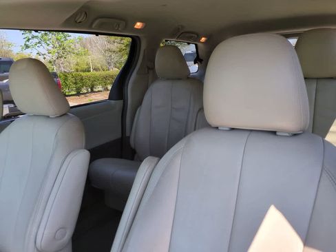 Used 2014 Toyota Sienna XLE image 8