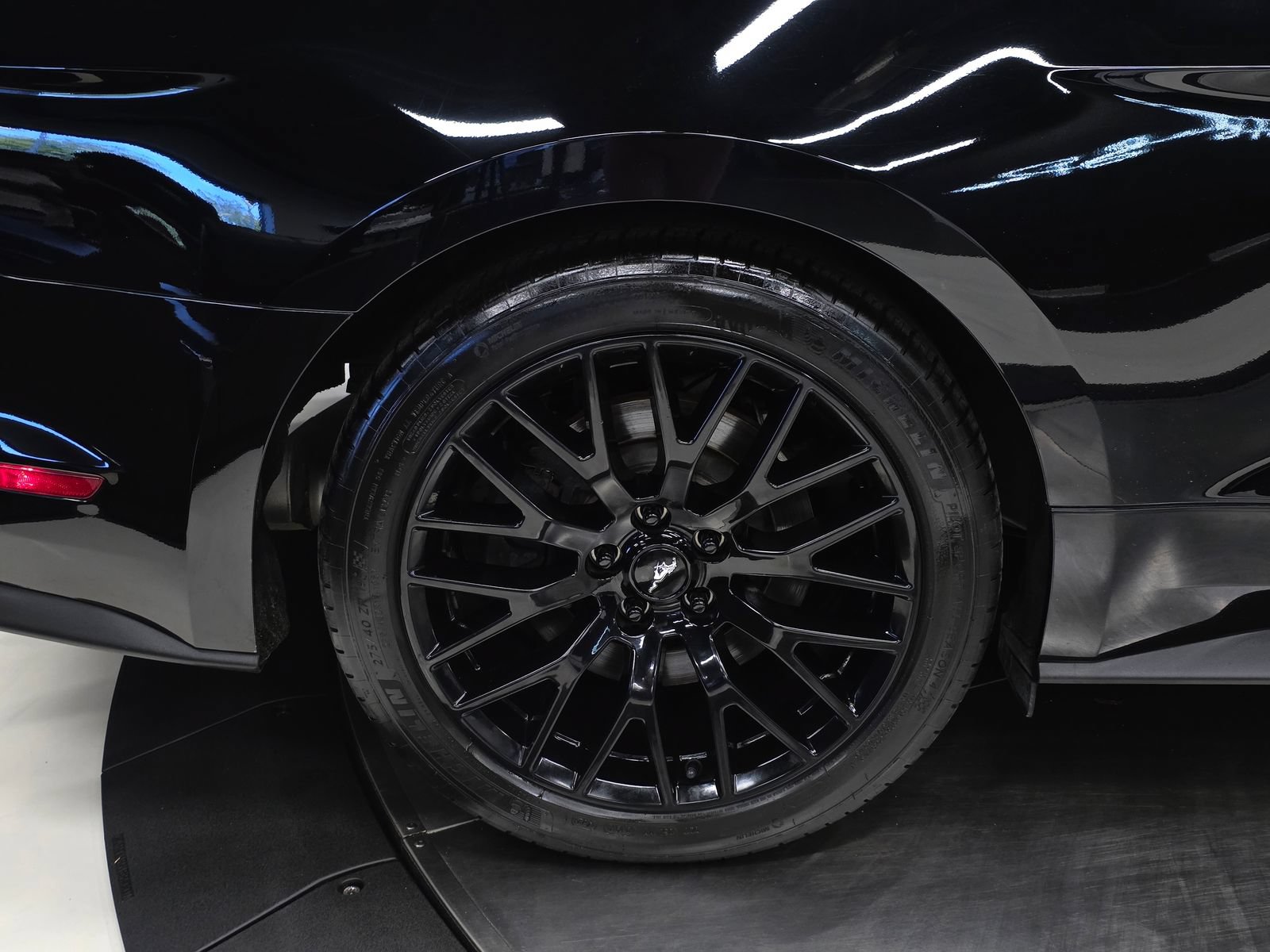 Used 2018 Ford Mustang GT Premium w/ GT Performance Package RWD image 41