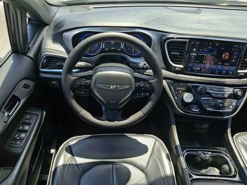 Used 2025 Chrysler Pacifica Limited FWD image 12