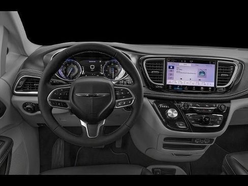 Used 2024 Chrysler Pacifica Touring-L FWD image 34