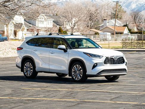 Used 2022 Toyota Highlander Platinum image 3