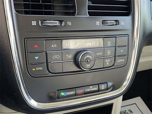 Used 2014 Chrysler Town & Country Touring image 29