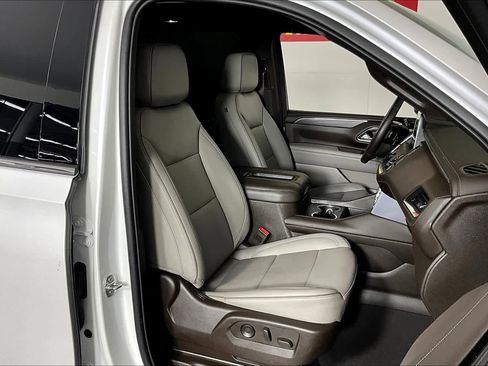 Used 2023 GMC Yukon XL SLT image 4