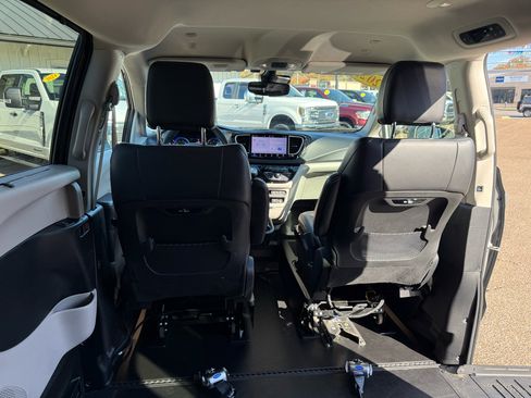 Used 2022 Chrysler Pacifica Touring-L image 9