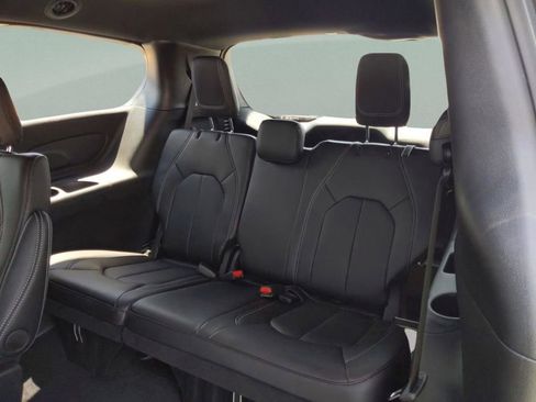 New 2026 Chrysler Pacifica Select image 17
