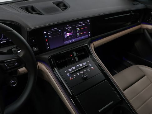 Certified 2025 Porsche Panamera 4 AWD/4WD image 40