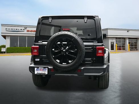 Used 2025 Jeep Wrangler Unlimited Sahara w/ Safety Group AWD/4WD image 4