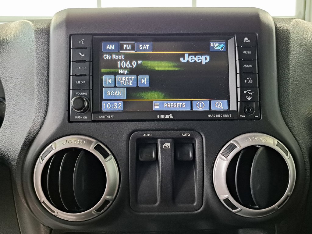 Used 2016 Jeep Wrangler Sahara w/ Connectivity Group AWD/4WD image 13