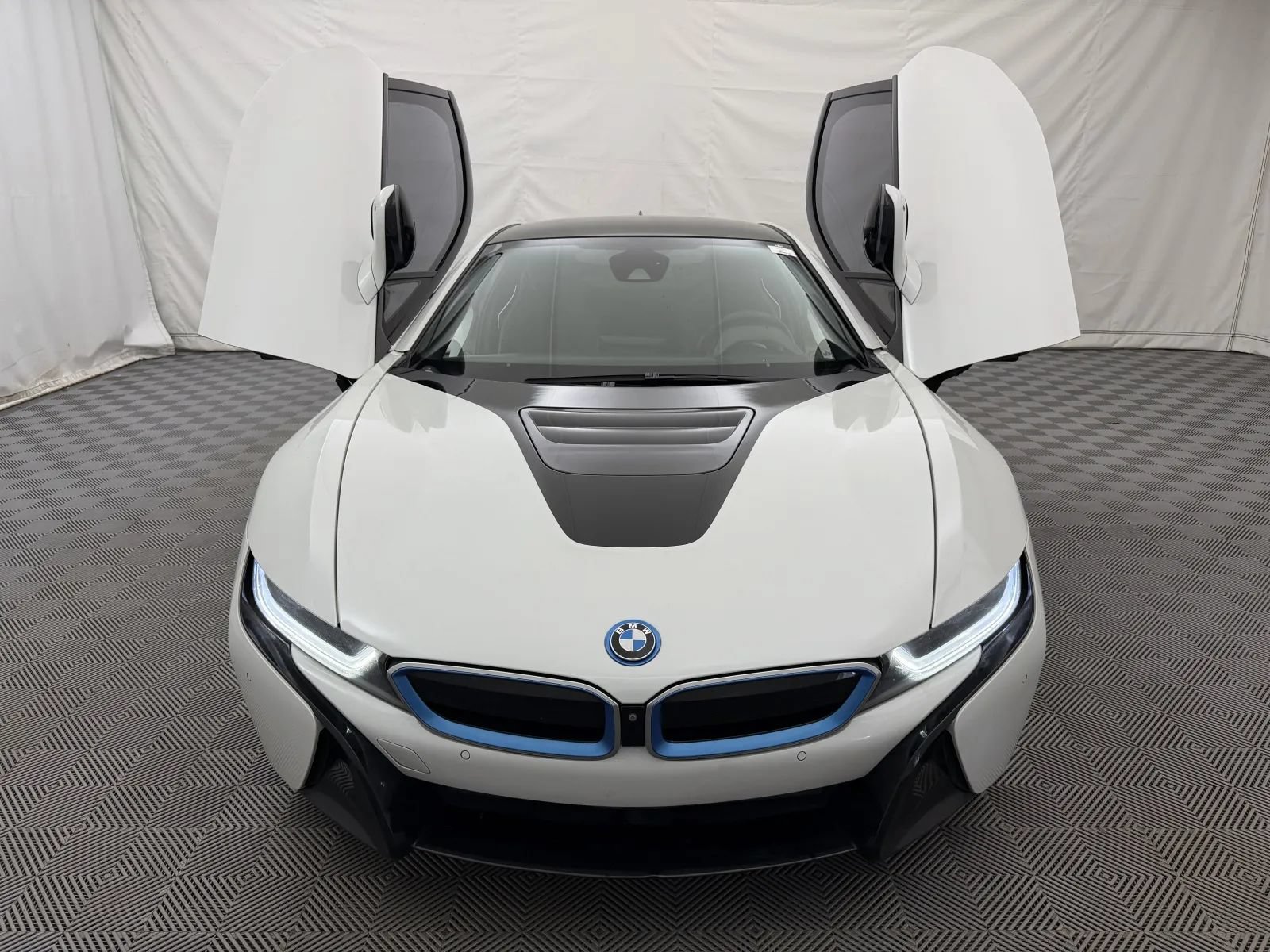 Used 2019 BMW i8 Coupe AWD/4WD image 4