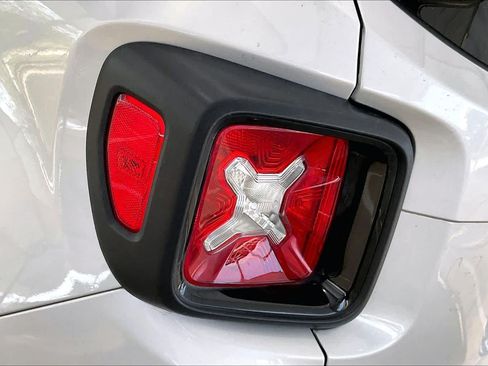 Used 2020 Jeep Renegade Altitude w/ UConnect 8.4 Nav Group AWD/4WD image 29